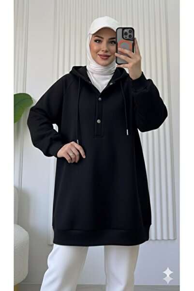 onlymoon Μαύρο φούτερ oversized με κουκούλα ♦   3 Νήματα Στρογγυλής Σχεδίασης ♦   100% βαμβάκι ♦   Λεπτομέρεια με κουμπιά στο λαιμό ♦ Χιτζάμπα