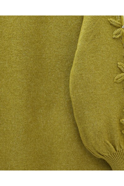 Modamorfo Πλεκτό πουλόβερ με λεπτομέρεια λουλουδιών στο μανίκι και στρογγυλή λαιμόκοψη - Πράσινο λαδί