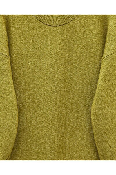 Modamorfo Πλεκτό πουλόβερ με λεπτομέρεια λουλουδιών στο μανίκι και στρογγυλή λαιμόκοψη - Πράσινο λαδί