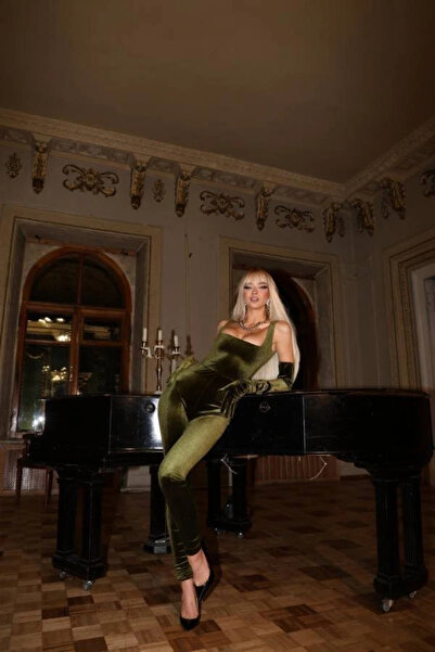 Butik Women's Shoulder Strap Square Neck Long Glove Detail Velvet Fabric Jumpsuit