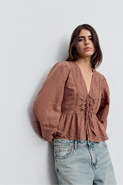 Stradivarius Loose-fitting embroidered knot blouse