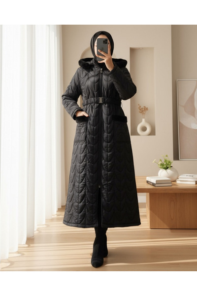Modamorfo Dlouhý kabát s plyšovým detailem na kapuci a kapsě a elastickým páskem - černý