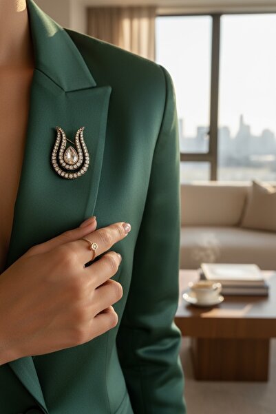 FAYRA ACCESSORIES Zirkon Taşlı Lale Figür İğneli Broş