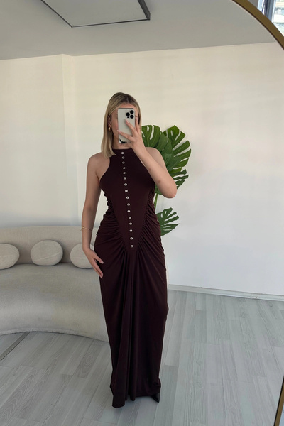 VİSKALİ Kadın Düğme Detaylı Büzgülü Halter Yaka Kahverengi Maxi Elbise