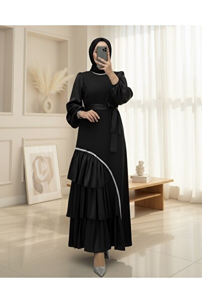 Modamorfo Φόρεμα κρεπ με λεπτομέρειες από σατέν με πέτρες στο λαιμό και την ζώνη - Μαύρο