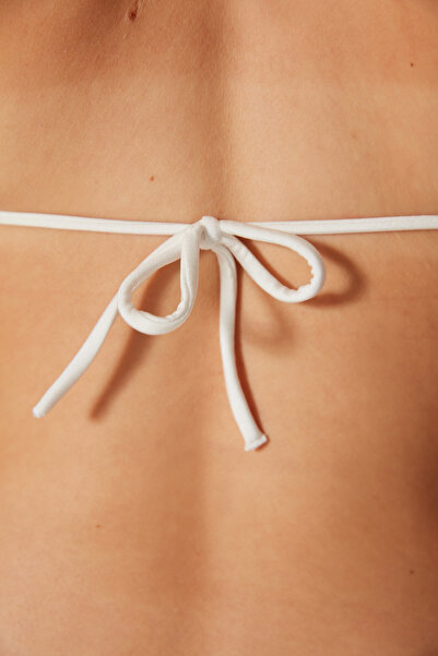 Penti Weißes Puccini-Bikini-Set mit dreieckigem Metall-Accessoire-Detail – Özgür Masur-Kollektion