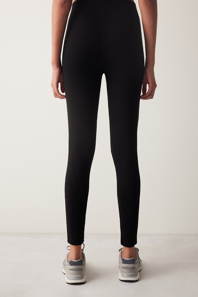 Penti Černé úzké punčochové kalhoty na přední straně