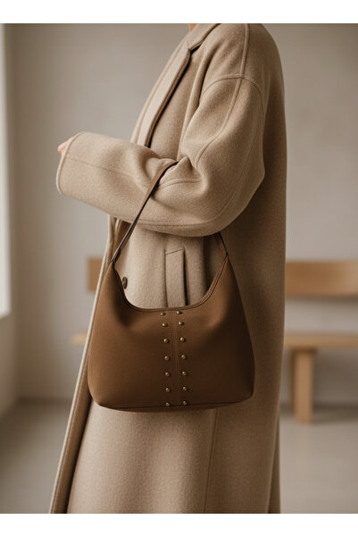 Sister in Love حقيبة كتف أمارة من جلد الغزال مع تفاصيل ذهبية مرصعة