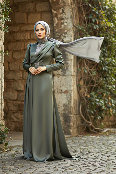 Neva Style Βραδινό φόρεμα με ουρά χακί σατέν τζιν 22891HK