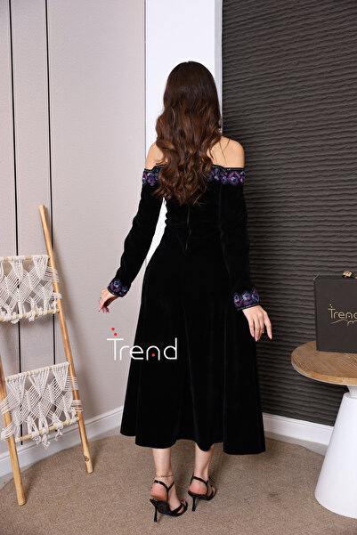 TREND Off-the-shoulder velvet dress with luxurious roses