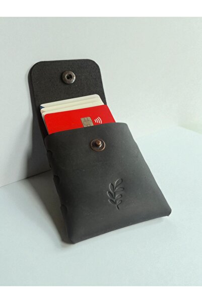 DEHNA حاملة بطاقات مصنوعة يدوياً من الجلد الطبيعي – تصميم بسيط وأنيق – لون أسود