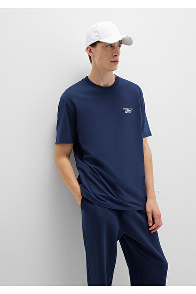 Mavi Bedrucktes marineblaues T-Shirt mit lockerer Passform / lockerer, bequemer Schnitt 0612840-70497