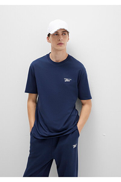 Mavi Bedrucktes marineblaues T-Shirt mit lockerer Passform / lockerer, bequemer Schnitt 0612840-70497