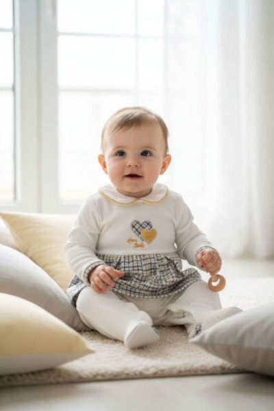 Babydola بذلة بيبي دولا المخملية ذات الأزرار الخلفية والأرجل المفتوحة