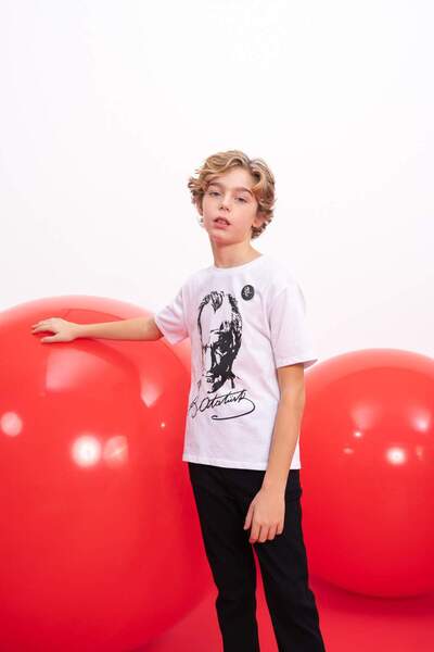 DeFacto Λευκό μπλουζάκι για αγόρι με εμπριμέ Ataturk - λαιμόκοψη, κοντό μανίκι Tycflyw95n170834087908459