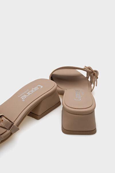 Capone Outfitters Γυναικείες παντόφλες Lesley με κοντό τακούνι, αμβλύ δάχτυλο με αγκράφα