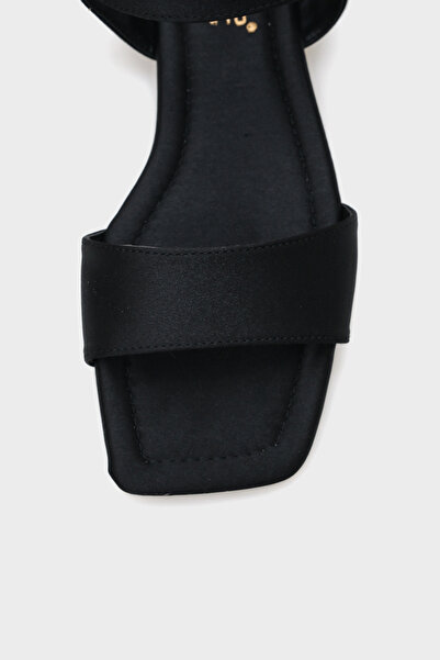 Capone Outfitters Celinda kotníkový pásek s tupou špičkou na plochém podpatku saténové dámské sandály