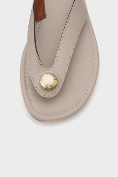 Capone Outfitters Γυναικείες παντόφλες Kassey Flip Flop Flat Heel με μεταλλικά αξεσουάρ και στρογγυλά δάχτυλα