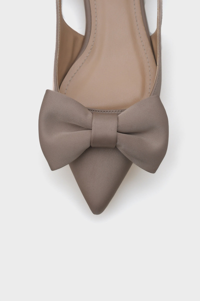 Capone Outfitters Dámské baleríny Ania se špičatou špičkou se saténovým otevřeným zadním dílem