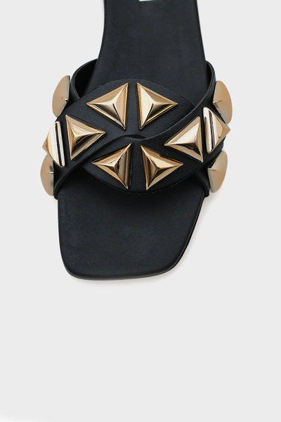 Capone Outfitters Pohodlné dámské pantofle Manon s tupou špičkou a kovovými doplňky na krátkém podpatku