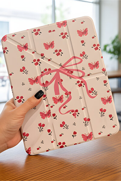 Fibaks iPad 11 A16 2025 10. Nesil 10.9 Kılıf Pembe Çiçek Kelebek ve Fiyonk Desenli Kalem Bölmeli Şeffaf