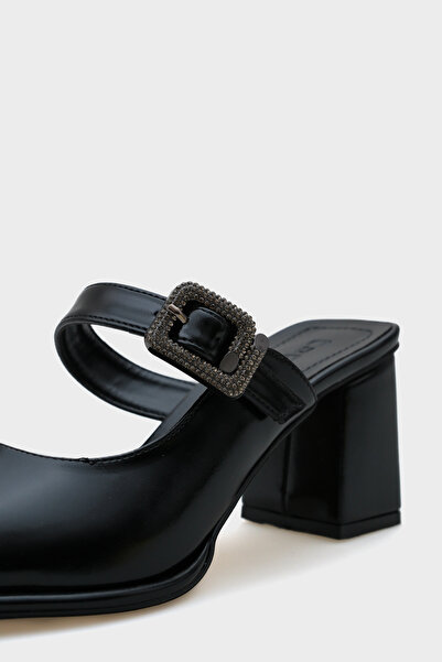 Capone Outfitters Γυναικείες παντόφλες Monika Blunt Toe με μεσαίο τακούνι με πέτρινη αγκράφα