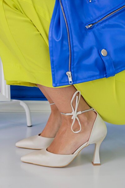 Stil Durağı صندل بكعب من موديل YORGAP بارتفاع 8 سم مع تفاصيل حجرية للموسم الجديد