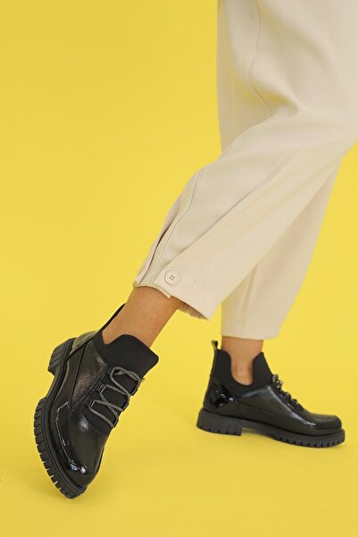 Stil Durağı حذاء رياضي مينيس موديل كالينتابان بتفاصيل حجرية، جلد أسود لامع