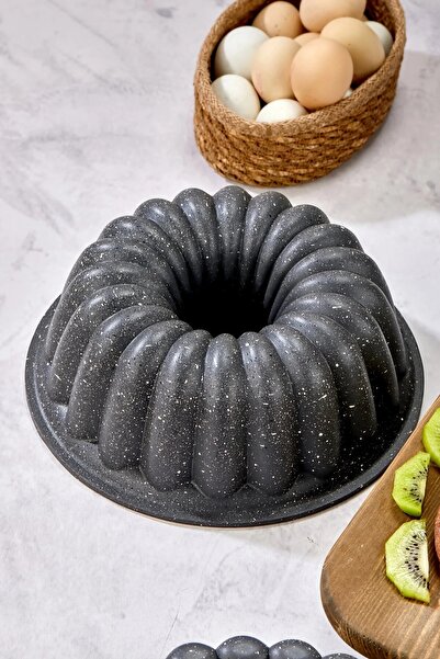 Esta قالب كيك مقسم إلى شرائح آسيوية اللون رمادي