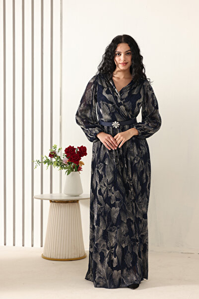 berlanty فستان ماكسي كحلي بتصميم لف وطبعة أوراق شجر لامعة