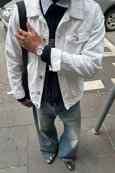 MADZEYMODA Jachetă de blugi albă pentru bărbați, cu model confortabil, din denim, cu detalii rupute KE-635