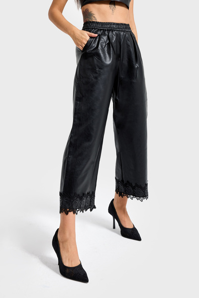 its basic Γυναικείο παντελόνι από συνθετικό δέρμα σε μαύρο χρώμα με λεπτομέρεια από δαντέλα και ελαστική μέση