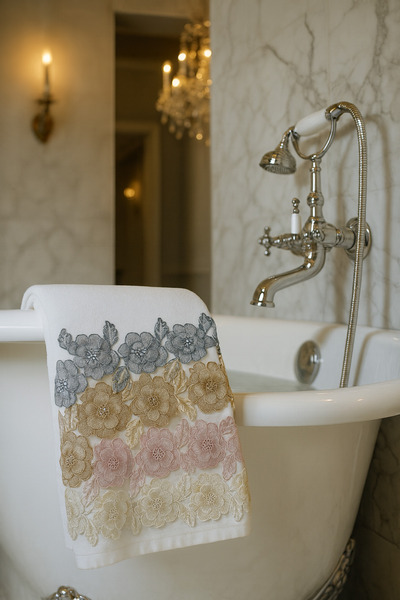 Çeyiz Bahçesi مجموعة مناشف مخملية مكونة من 4 قطع من الدانتيل الفرنسي ثلاثي الأبعاد من Gülşen مقاس 50 و90