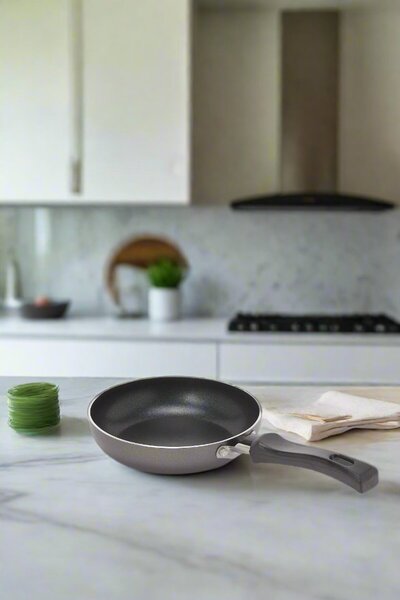 REDTAG مقلاة صغيرة غير لاصقة من الألومنيوم باللون الأسود (14 سم)