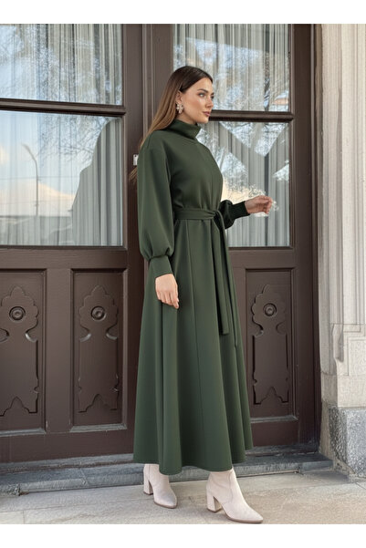 ISTANBUL STYLES Γυναικείο μακρύ χειμερινό φόρεμα με ψηλό γιακά με λεπτομέρεια με ζώνη – Χακί