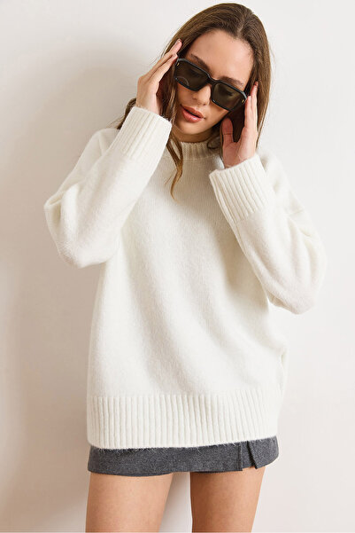 Olalook Women's White Crew Neck Thick Warp Detailed Oversized Knitwear Sweater Kzk-19001088