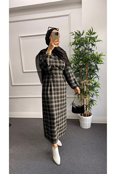 Nisa Nalbantoğlu Καρό μαύρο φόρεμα χιτζάμπ