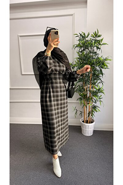 Nisa Nalbantoğlu Καρό μαύρο φόρεμα χιτζάμπ