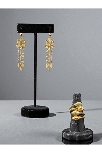 NEW STYLE A gold-look accessory set consisting of 6.5 cm earrings and a one-size ring, presented in a suitable gift box.