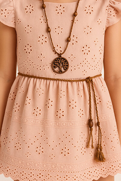 Uğur bebe Φόρεμα Premium Brode με διπλή επένδυση σε ανοιχτό χρώμα πουδρέ – Εξαιρετικά κομψό σχέδιο με λεπτομέρειες κολιέ και ζώνη