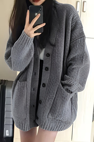 Tarz Cool Women's Oversized Pocket Buttoned V-Neck Knitwear Cardigan