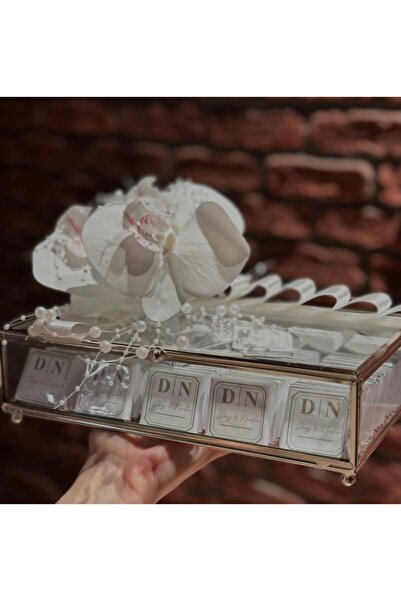 TR Gümüş Cam kutuda tasarım Söz Nisan Çikolatası