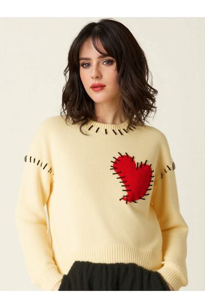 OEM Women's casual white sweater with heart