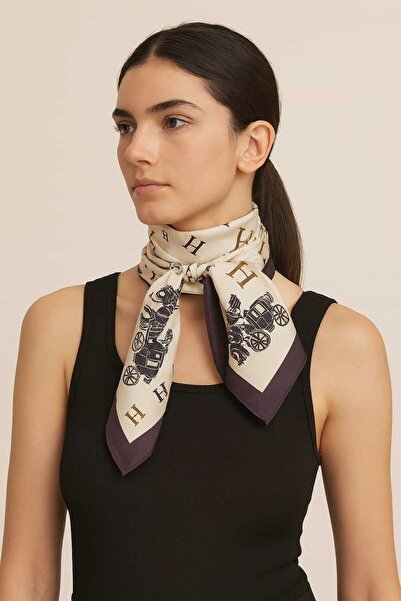 bahia butik aksesuar شال/وشاح نسائي فاخر بنقشة مونوغرام كريمية مع تصميم العربة