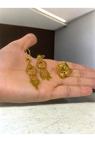 NEW STYLE A gold-look accessory set consisting of 6.5 cm earrings and a one-size ring, presented in a suitable gift box.