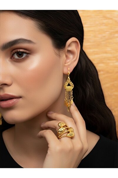 NEW STYLE A gold-look accessory set consisting of 6.5 cm earrings and a one-size ring, presented in a suitable gift box.