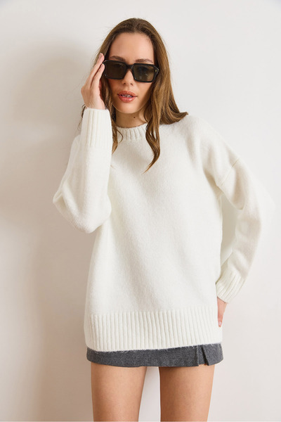 Olalook Women's White Crew Neck Thick Warp Detailed Oversized Knitwear Sweater Kzk-19001088