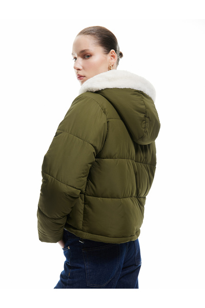 Koton με κουκούλα Φουσκωτό παλτό με φερμουάρ και εσωτερική βελούδινη τσέπη με κουμπιά