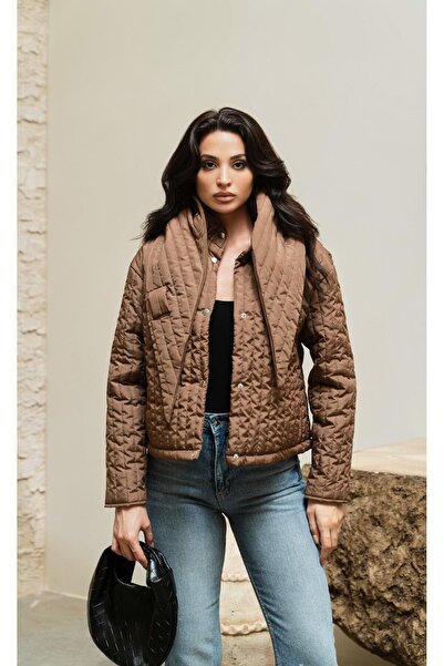 Serica Moda Καφέ καπιτονέ κοντό παλτό με λεπτομέρεια φουλάρι