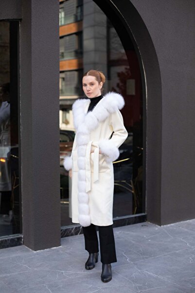 Butik Suat Yaka Ve Kolları Pelüş Detaylı Çıtçıtlı Uzun Kaban